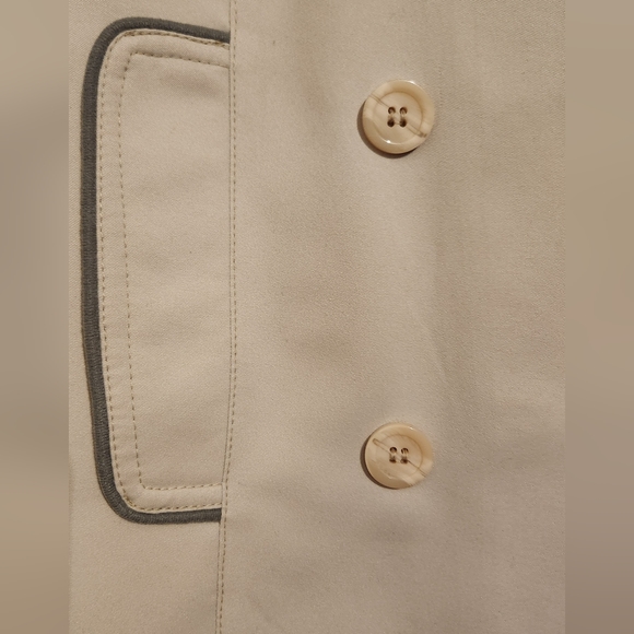 Beautiful Tailored Vintage White Trench Coat with Black Trim at Collar/Pocket - Picture 10 of 14